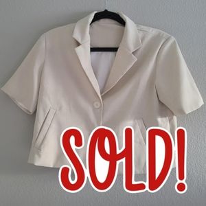 ***SOLD ON DEPOP***NWOT LAPEL COLLAR SHORT SLEEVE BUTTONED UP CROP TAN